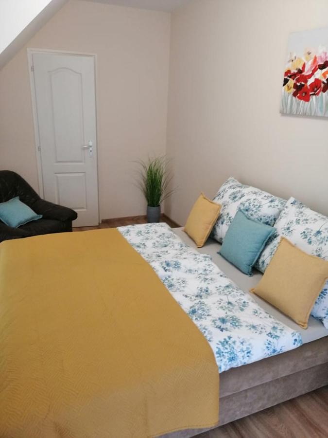 Boglarka Apartman Seghedin Exterior foto